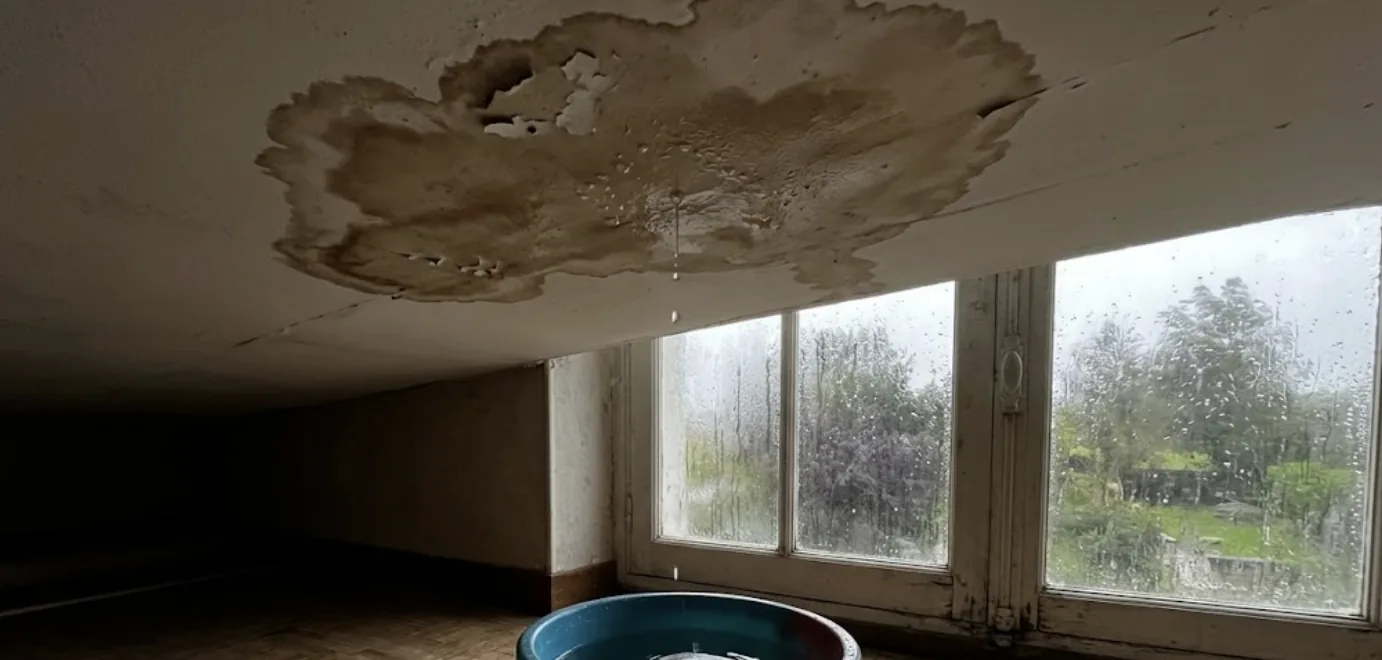 Fuite toiture forte pluie : d'où vient l'eau et que faire