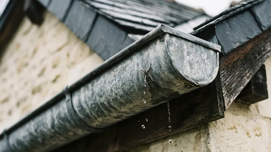 Comment réparer une gouttière en zinc qui fuit ? Guide complet