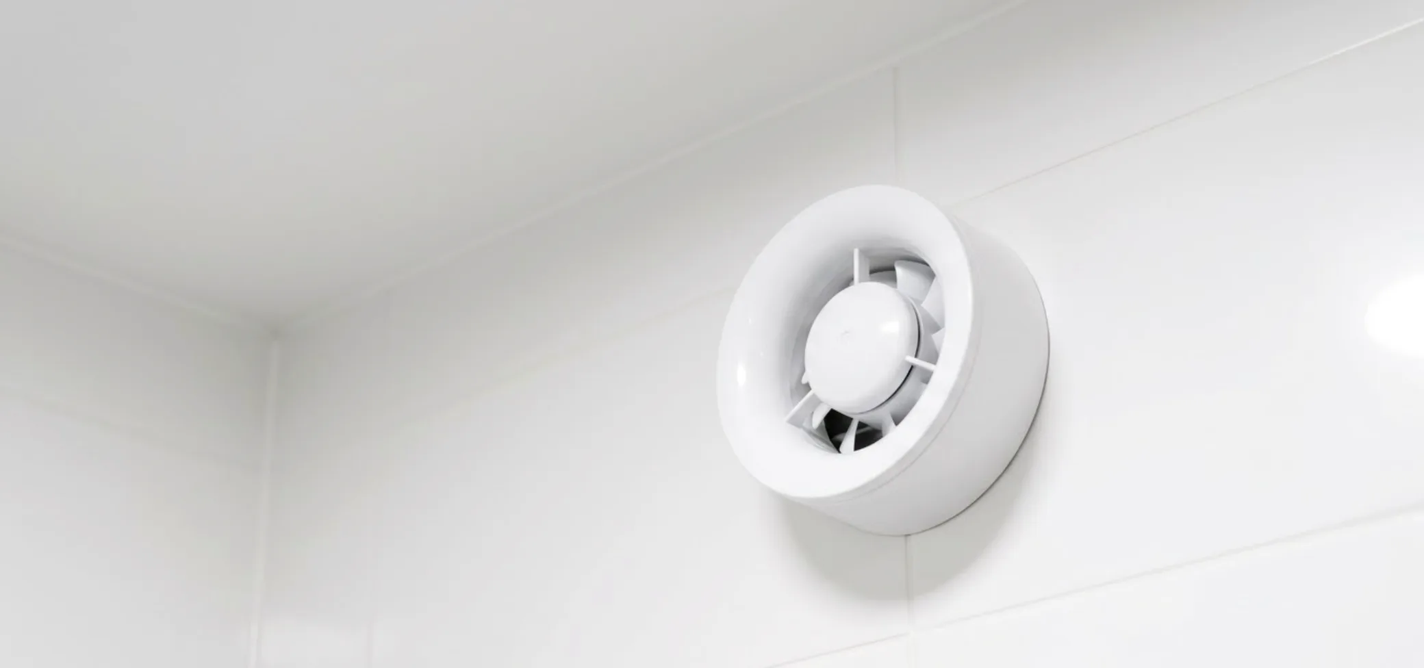 Installation d'un réseau souple de VMC pour remplacer une ventilation naturelle défectueuse