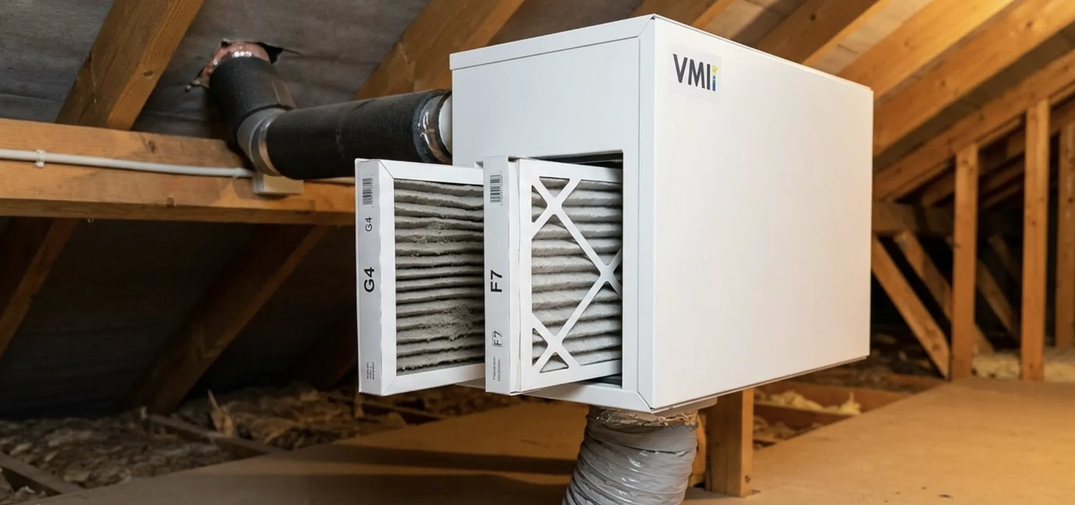 Installation d'une bouche d'insufflation de grande taille au plafond d'un hall d'entrée central