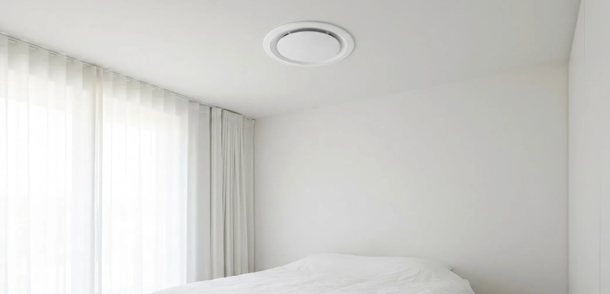 Opérateur RGE pointant vers un boitier de commande moderne et tactile pour régler une VMC DF Zehnder