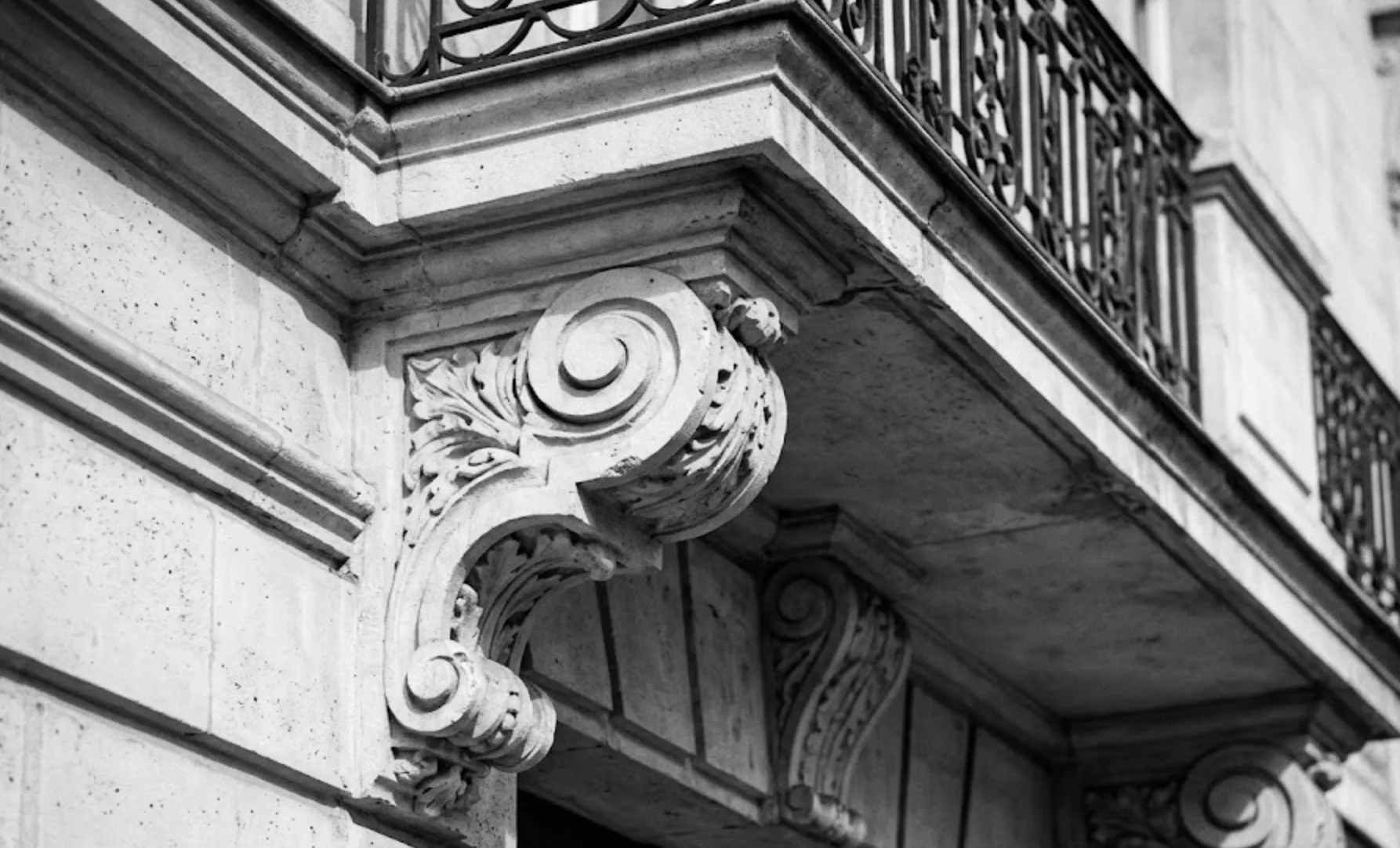 Détail architectural d'une console en pierre sculptée soutenant un balcon saillant avec corniche décorative